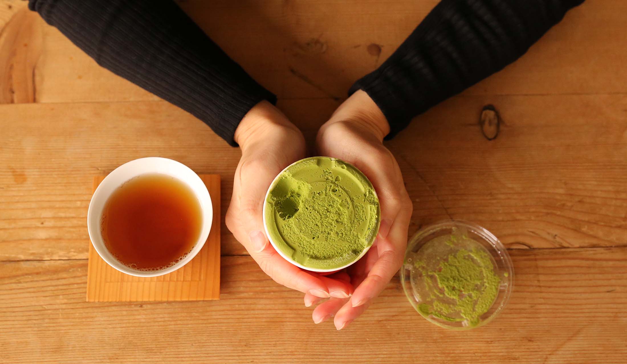 ■7:手のひらでカップを包む