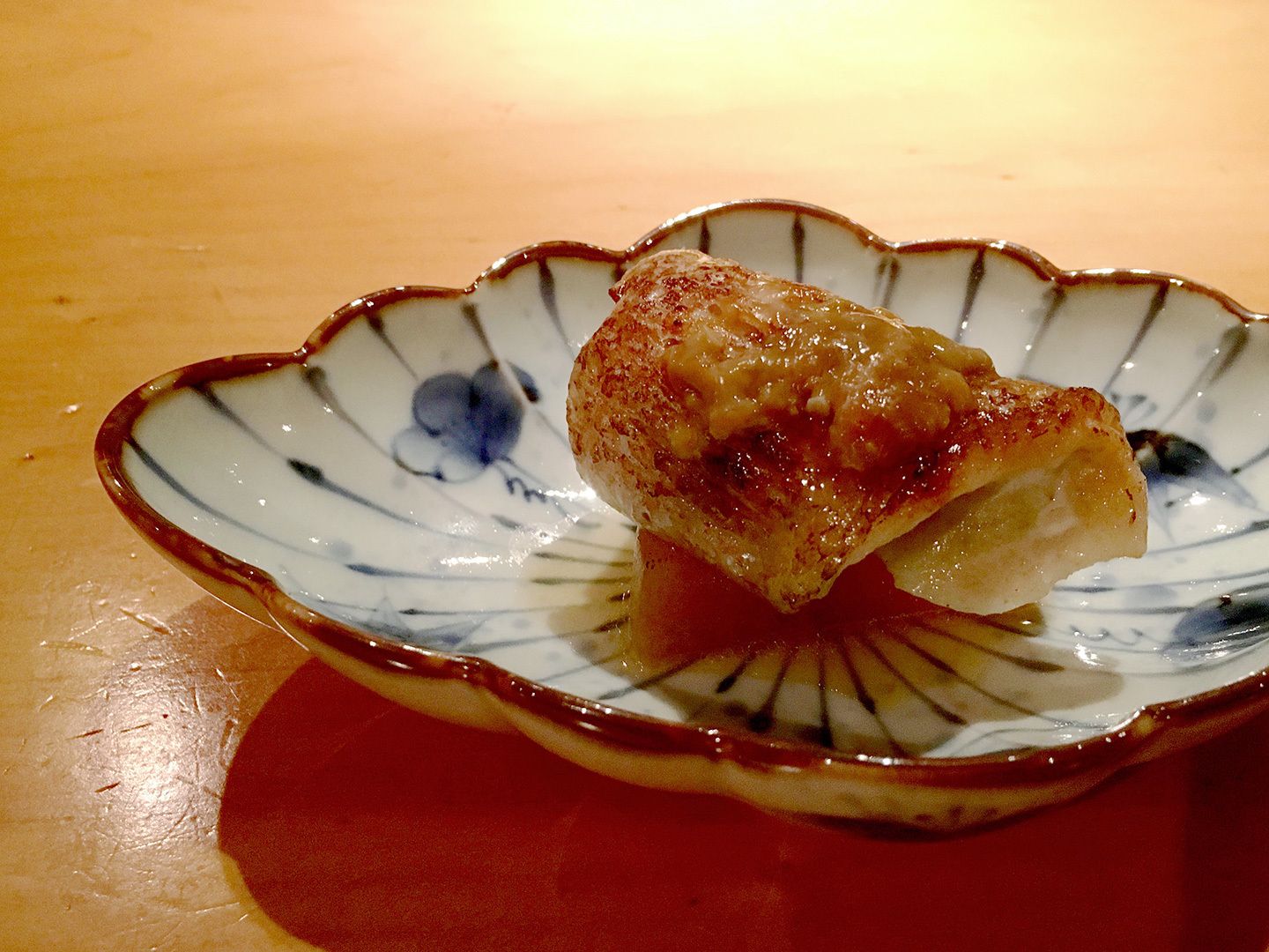この日の焼き物は対馬産のノドグロ。一度昆布で〆て焼き上げ、酒と醤油をまとわせて炙るという手間を惜しまない一品。