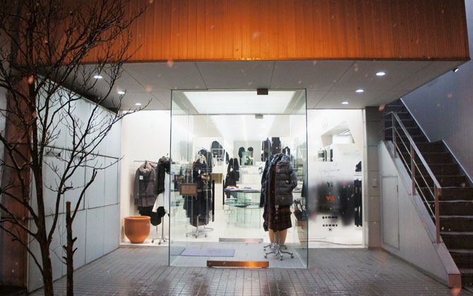 秋田県湯沢市のFEMME et MODE、店舗外観