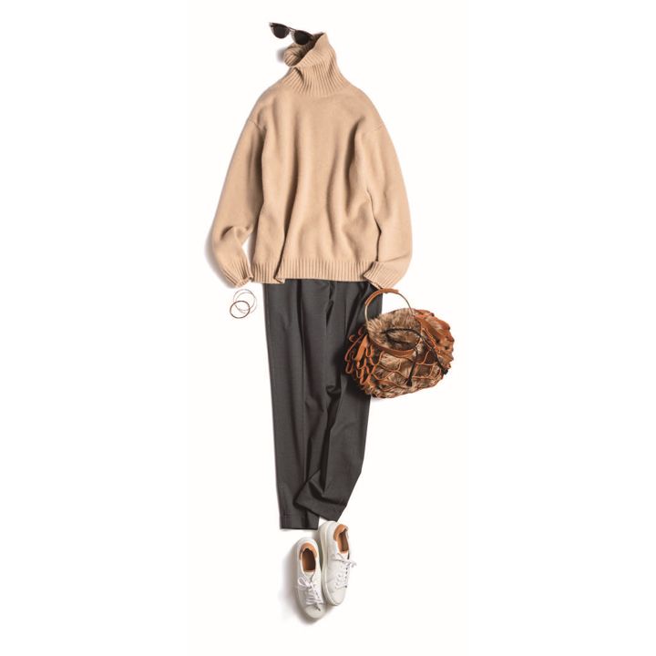 ニット/10月上旬入荷予定(ドゥロワー 六本木店〈ドゥロワー〉)、パンツ(アオイ〈ファビアナフィリッピ〉)、サングラス(アイヴァン PR)、バングル(ウノアエレ ジャパン)、バッグ(ピーチ〈ヴィオラドーロ〉)、靴(J.M. WESTON 青山店) 撮影/佐藤 彩 BY:『Precious10月号』小学館、2019年