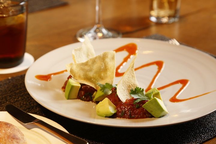 Tuna and avocado tartar with kochi jan dressing and papadam crisps〔マグロとアボカドのタルタル パパダム コチジャンドレッシング〕1,800円(税込)