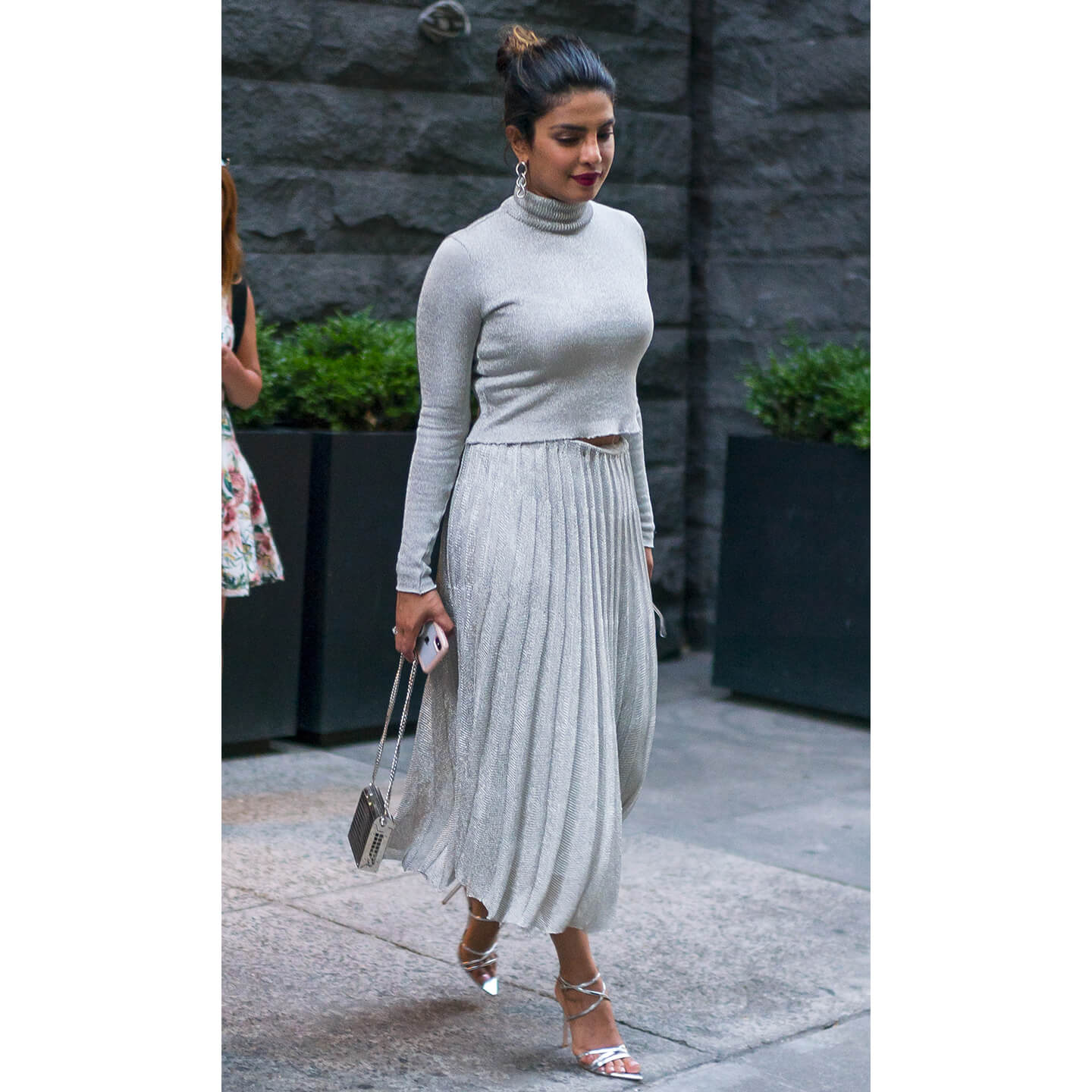 グレーの上下セットを着こなすPriyanka Chopra(プリヤンカー・チョープラー)氏