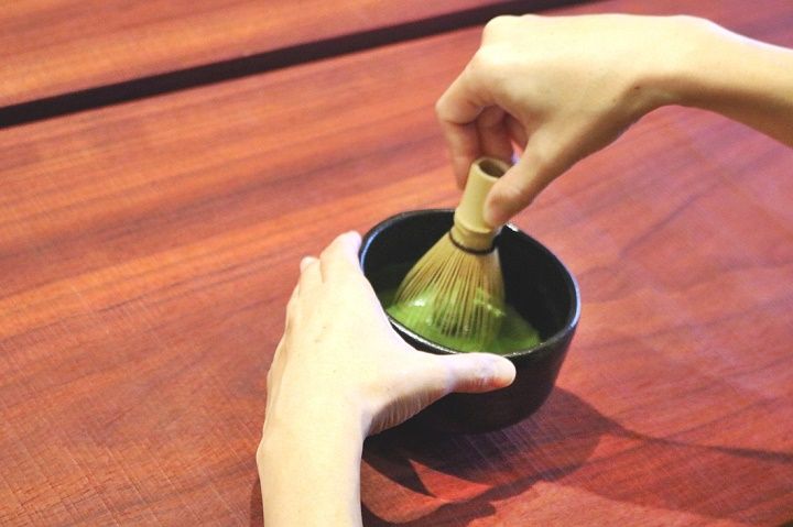 手早く点てていくと、だんだんクリーミーな色味へ変化していきます。