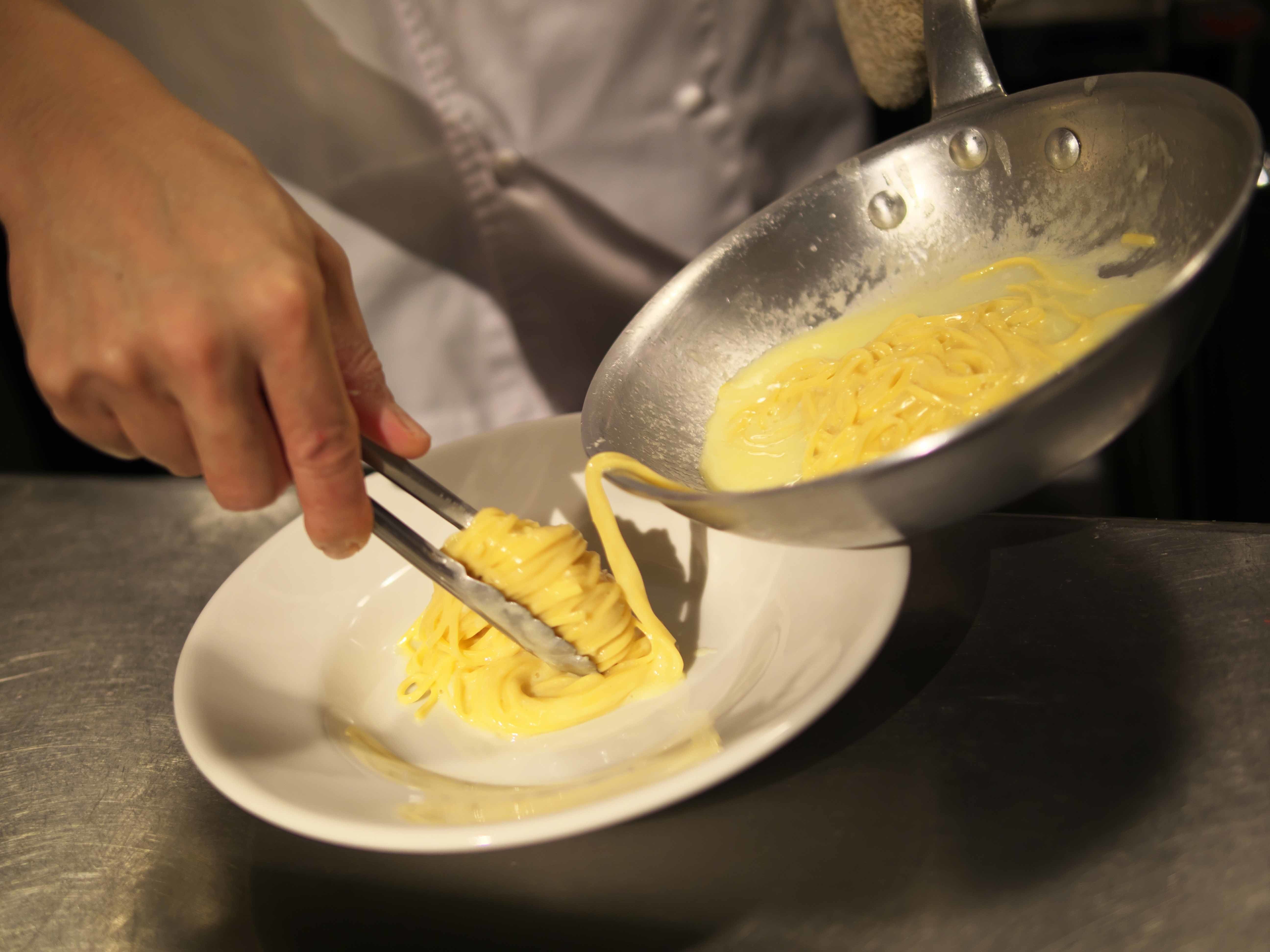 バターをからめただけのシンプルなパスタ。これが絶品! タヤリンは笹川シェフがイタリア修行時代にまわったピエモンテ州の代表的なパスタだ。