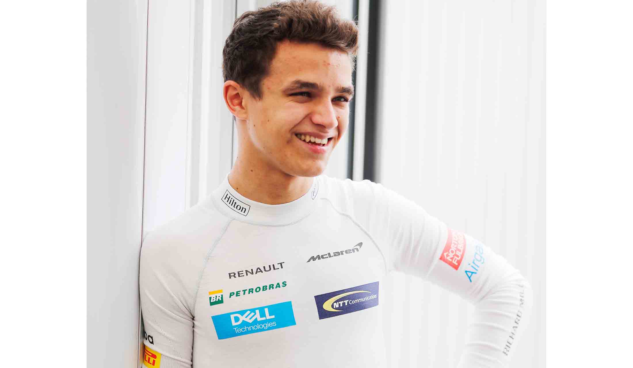 2019年の新たにマクラーレンのF1ドライバーシートに座ることが決まっているイギリス人レーサー、ランド・ノリス。初々しさが残る19歳にして、頭のキレの良さはスポーツディレクターのジル・ド・フェラン(北米のレースで活躍した名ドライバー)のお墨付き。来期の走りに注目だ。