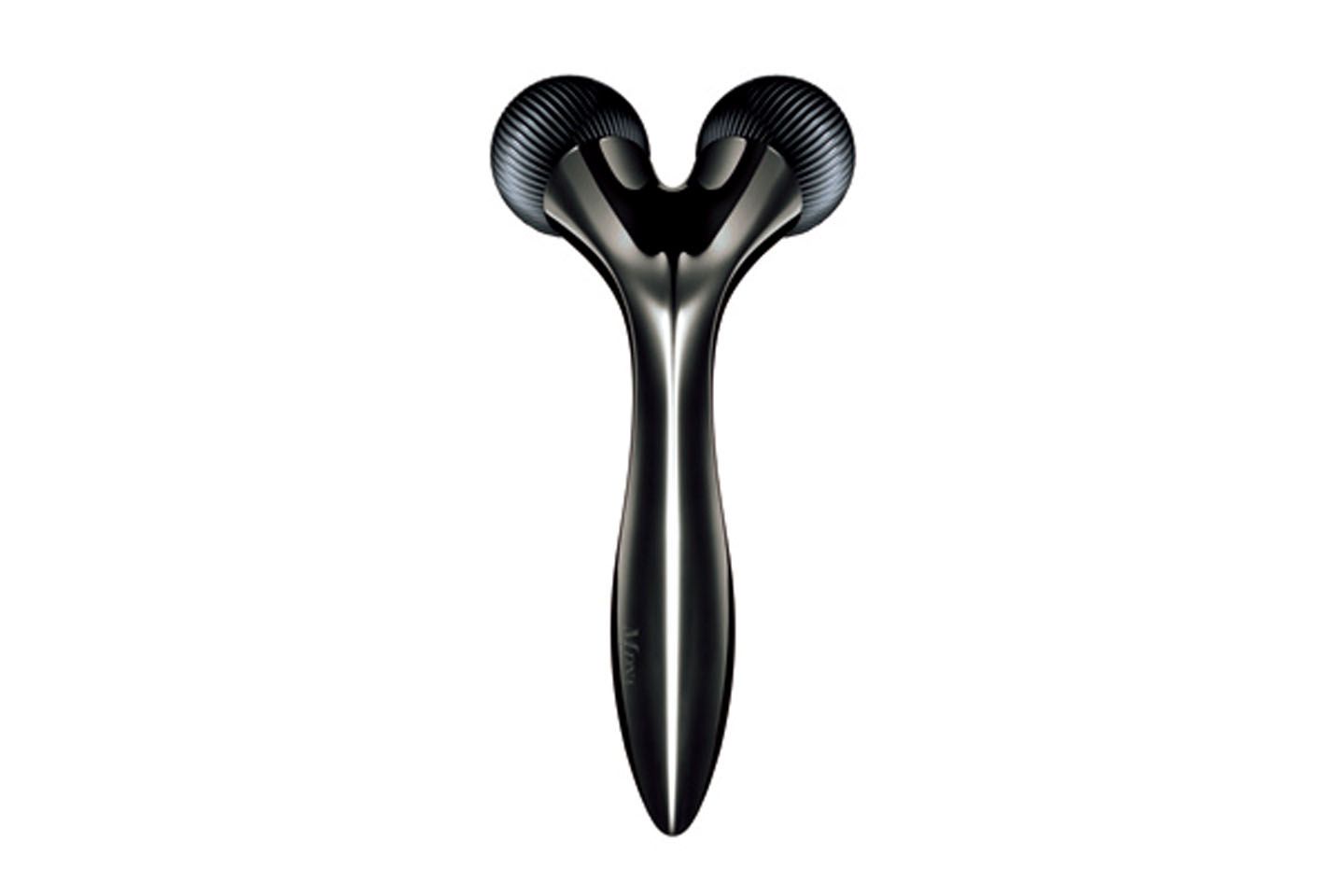 ローラーで浸透させて、リフトアップを狙う。MTG MDNA SKIN ONYX BLACK ¥26,800