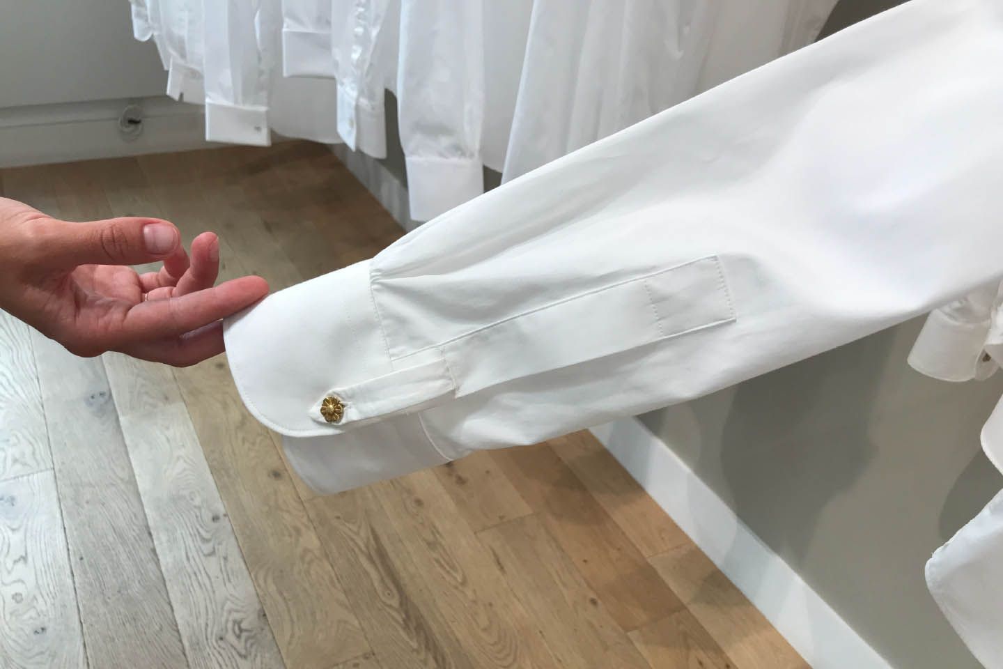 ランゲットというディテールがついたモデルNo.3。ランゲットは前出のヴィンテージのシャツに見られるように、前部についてパンツを固定するものだったが、「ブリエンヌ」では飾りとして袖につけた。