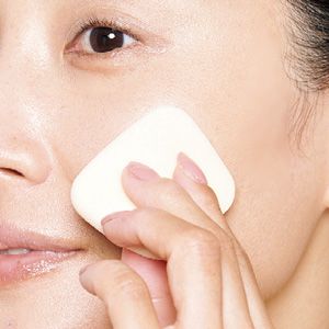 パウダリータイプは軽いタッチで撫でる グッと押さえつけるように塗るとムラづきに。スポンジで撫でるように塗ると、ふんわりと均一に塗布できる。