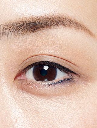 下まぶたは目尻側のみ。目頭から目尻まで埋めると、上まぶたラインとつながって目を囲み、きつい印象になるのでNG。