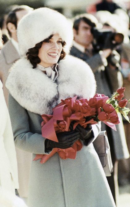 カナダ首相夫人として、ホワイトハウスを訪れたときのマーガレット・トルドー Mrs. Margaret Trudeau, wife of Canada’s Prime Minister Pierre Trudeau on her visit to the White House in Washington Feb. 21, 1977 where her husband visited with President Jimmy Carter. (AP Photo)