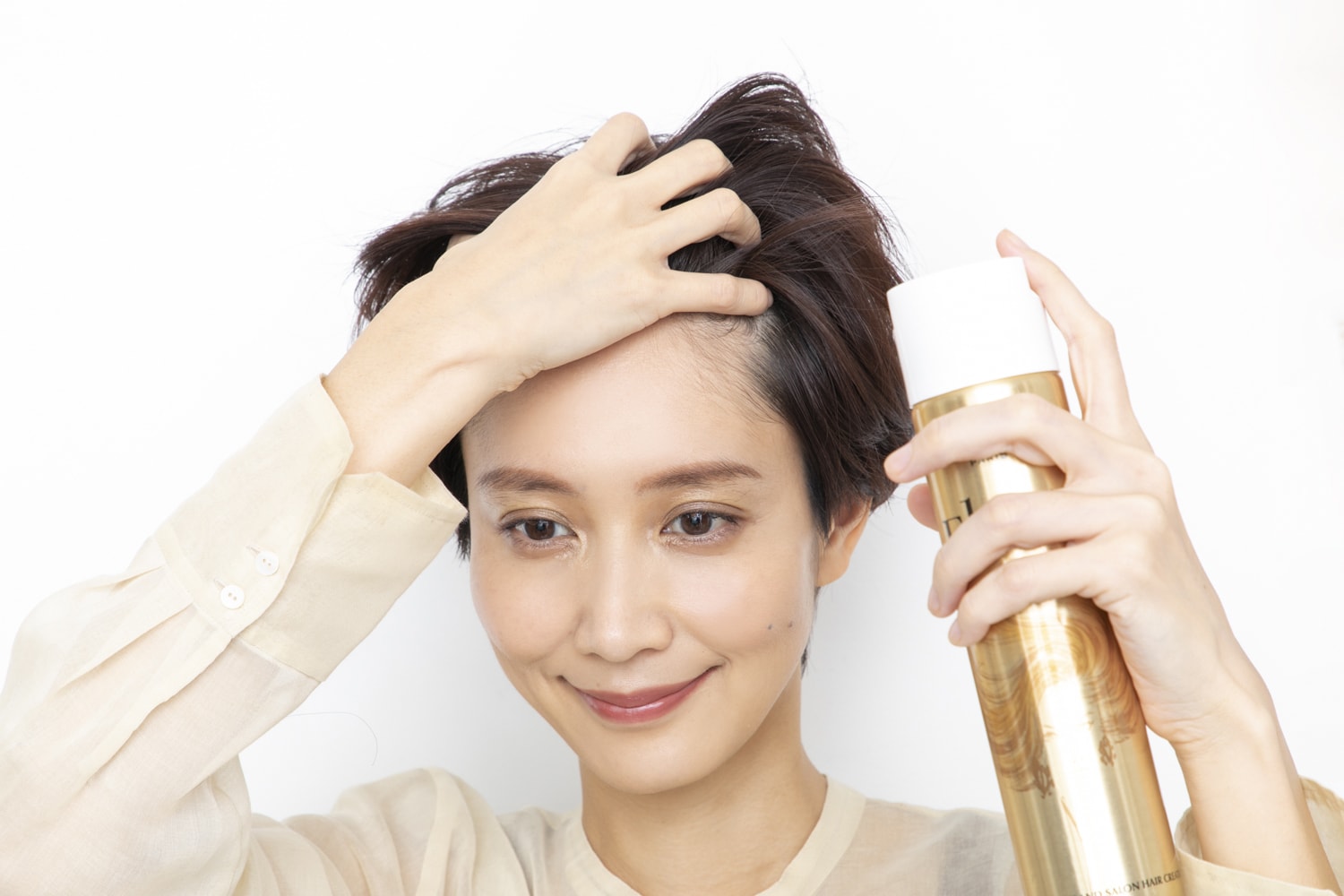 根元を濡らしてドライ後、ベーススプレーを全体にふきかけて、動きをキープしやすくする。