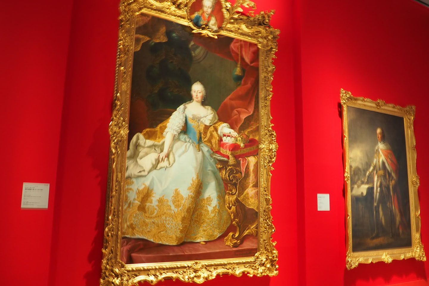 マルティン・ファン・メイテンス《マリア・テレジア(額の装飾画:幼いヨーゼフ2世)》(1744年 油彩/カンヴァス216.2x162.5cm)ウィーン・ミュージアム蔵(写真手前)
