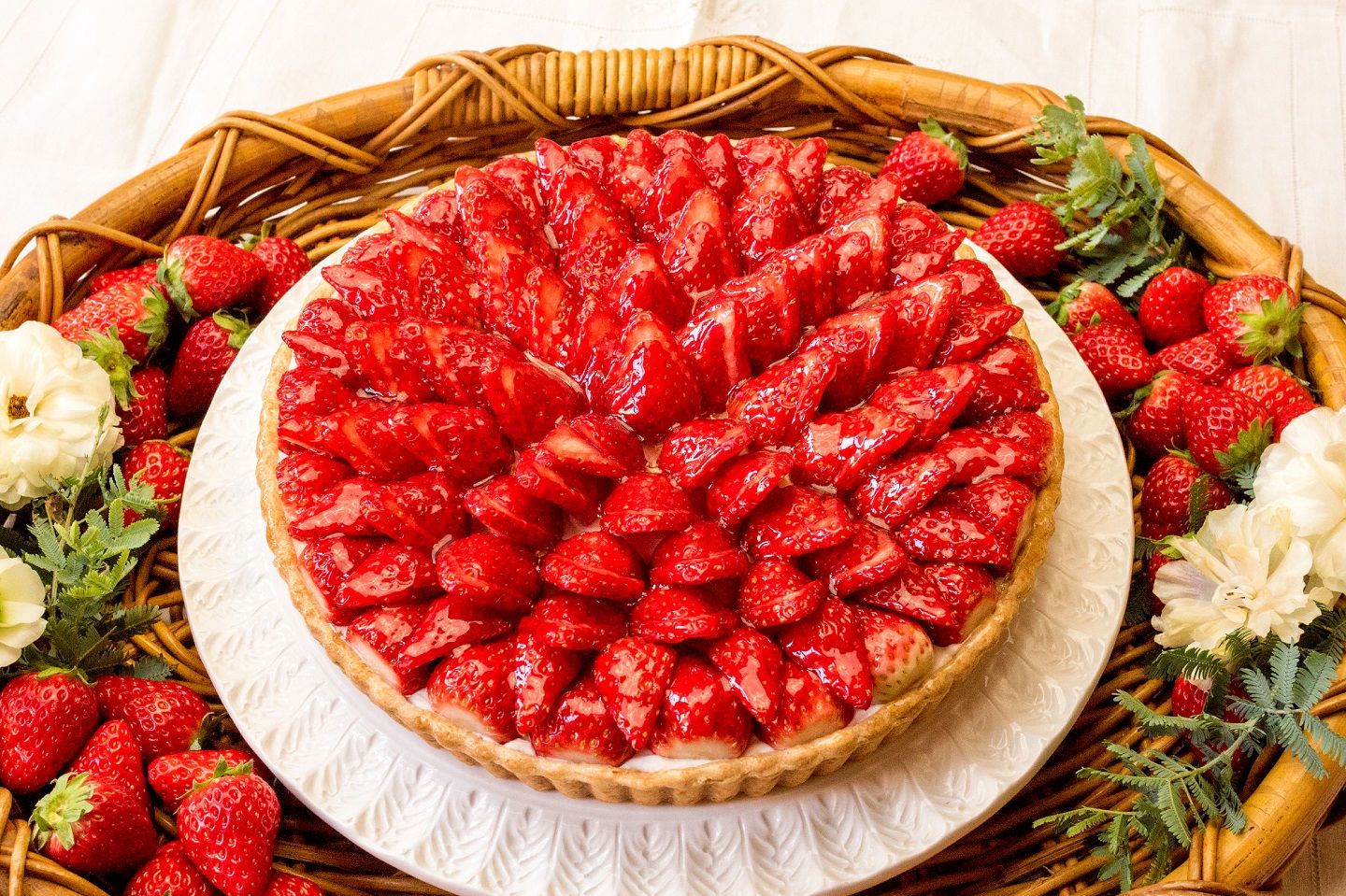 「イチゴとホワイトチョコババロアのタルト」ホール(25cm)¥7,560 、ホール(17cm)¥4,212