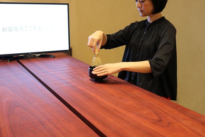 正しい姿勢がわかると、そこまで力まずに点てられるように。