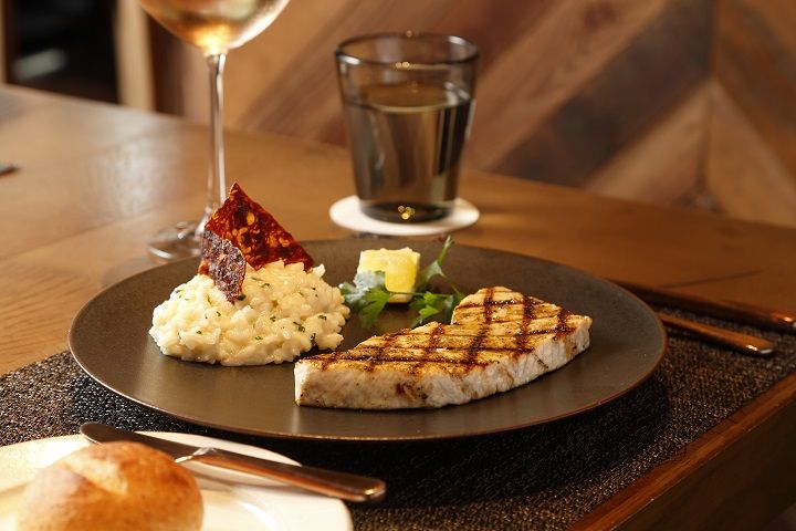 Grilled swordfish steak with lemon risotto and crispy chorizo〔メカジキのグリルとレモンリゾット〕3,200円(税込)※ブランチ、ディナータイムの価格です