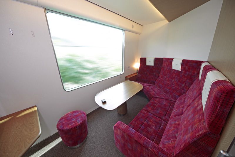近畿日本鉄道「観光特急しまかぜ」の洋個室。利用する場合は別途個室料金(1室¥1,030)が発生します。