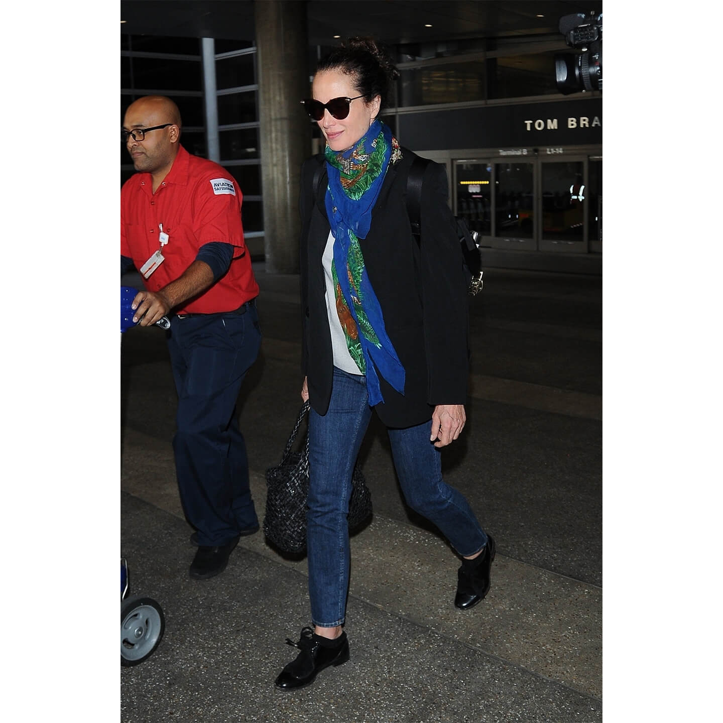 ブルーがベースのスカーフを着用するAndie MacDowell(アンディ・マクダウェル)氏