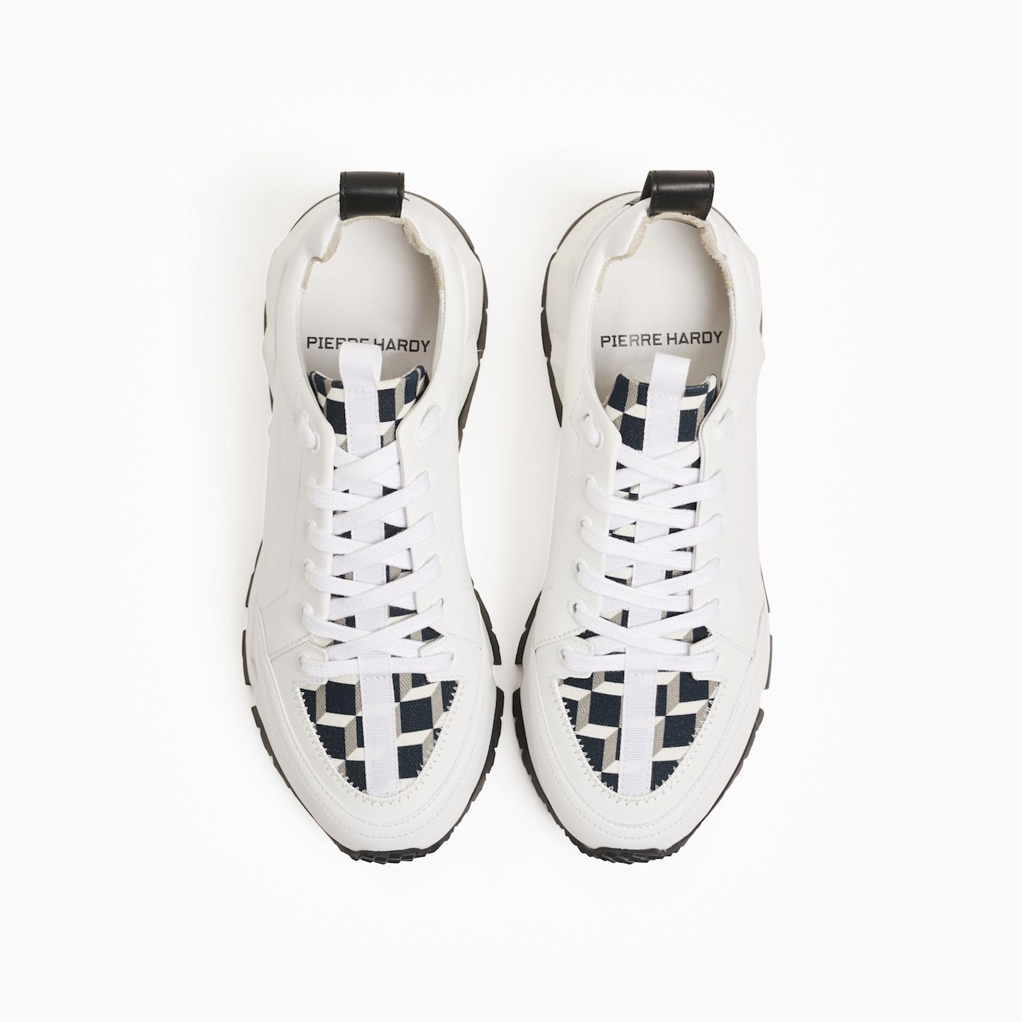 スニーカー¥85,000(税抜)