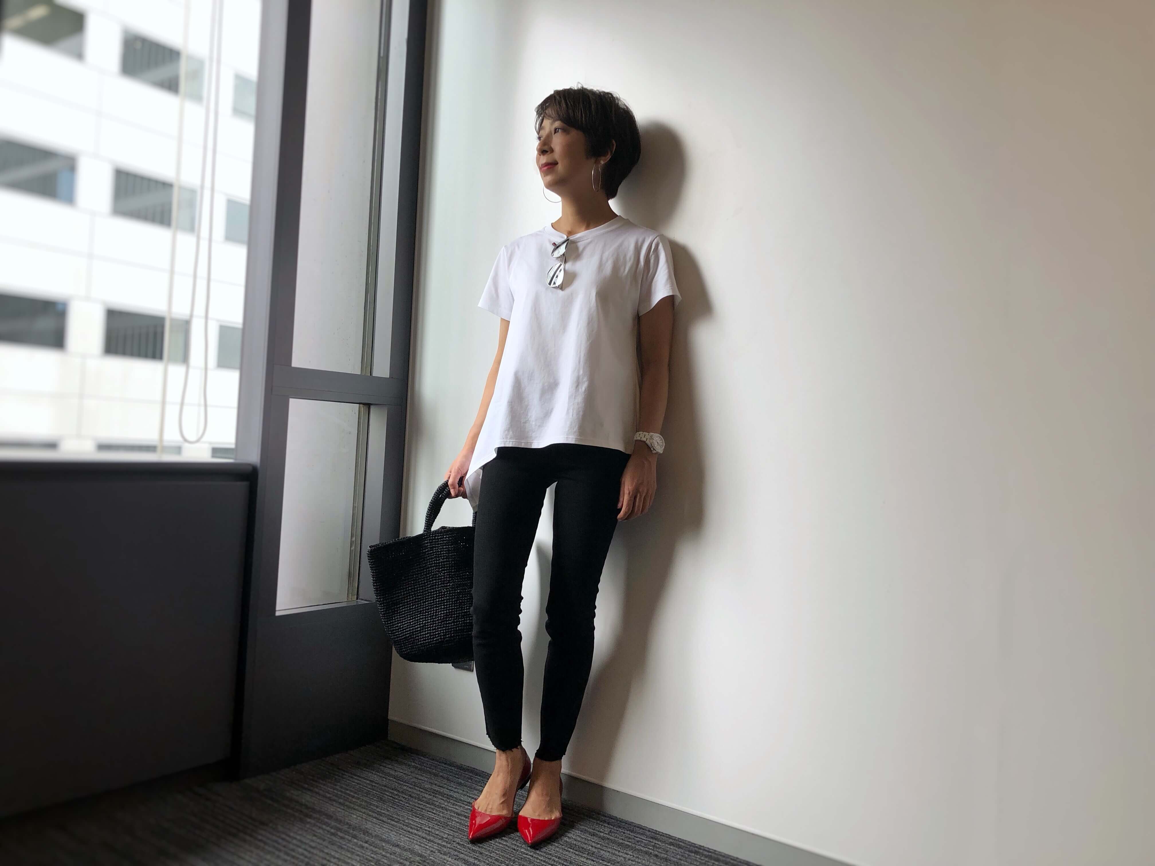 この日は靴に合わせて、リップも赤に。ただし服装がカジュアルなので、マットな質感のシャネルの赤を選んでみました。Tシャツ/UNIQLO and JW ANDERSON パンツ/ZARA サングラス・靴/プラダ 時計/シャネル バッグ/Sans Arcidet
