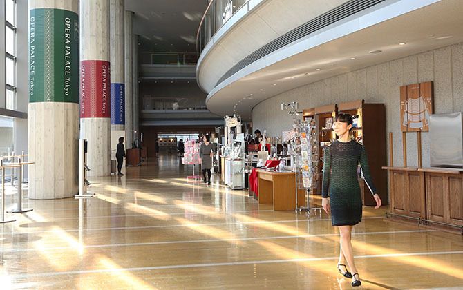 新国立劇場のホワイエを歩くプリンシパル、米沢唯さん