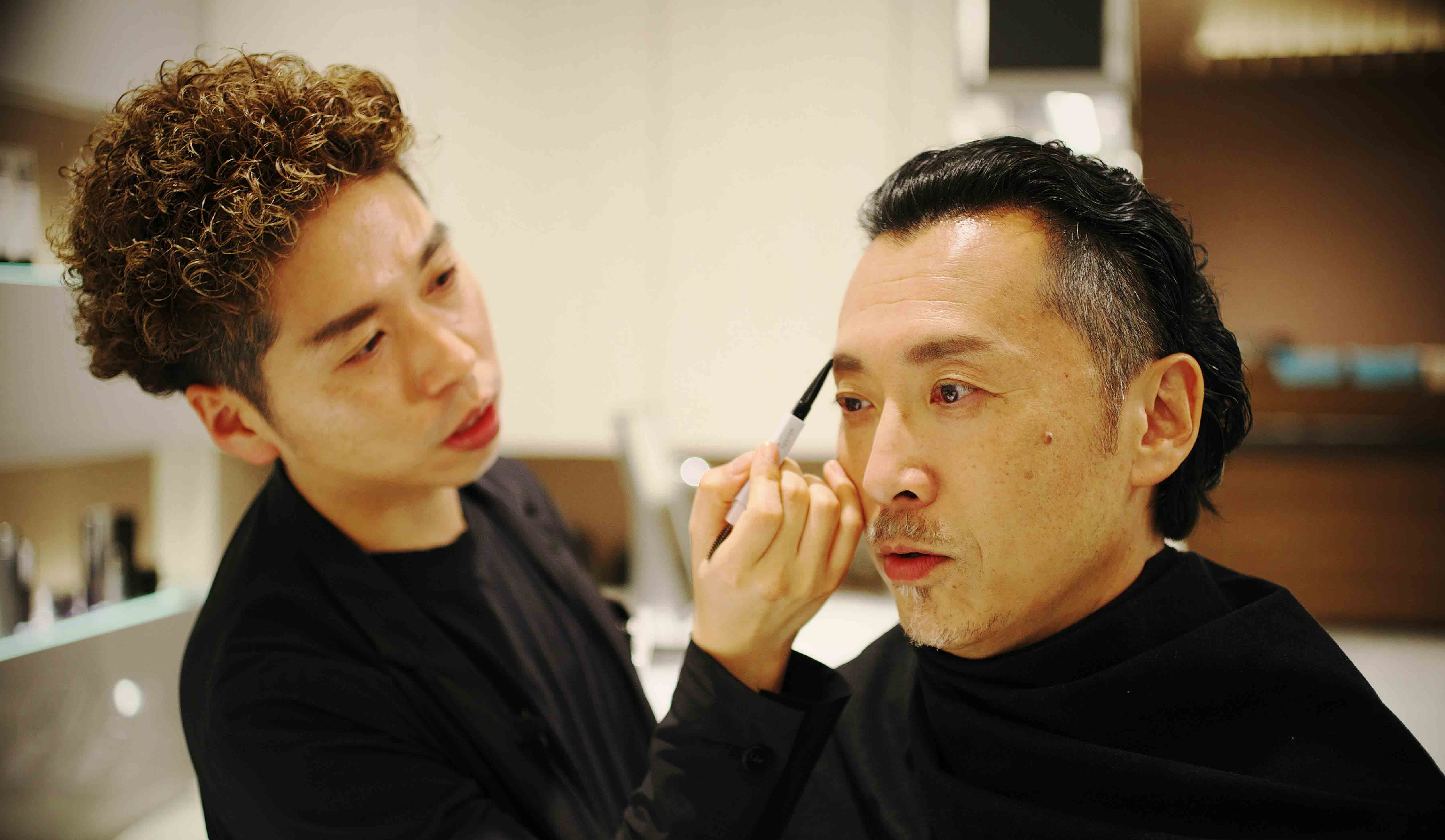 「FIVEISM × THREE」のショップマネージャー 、神山大輔氏の手で「男のメイクアドバイス」を体験する矢部。
