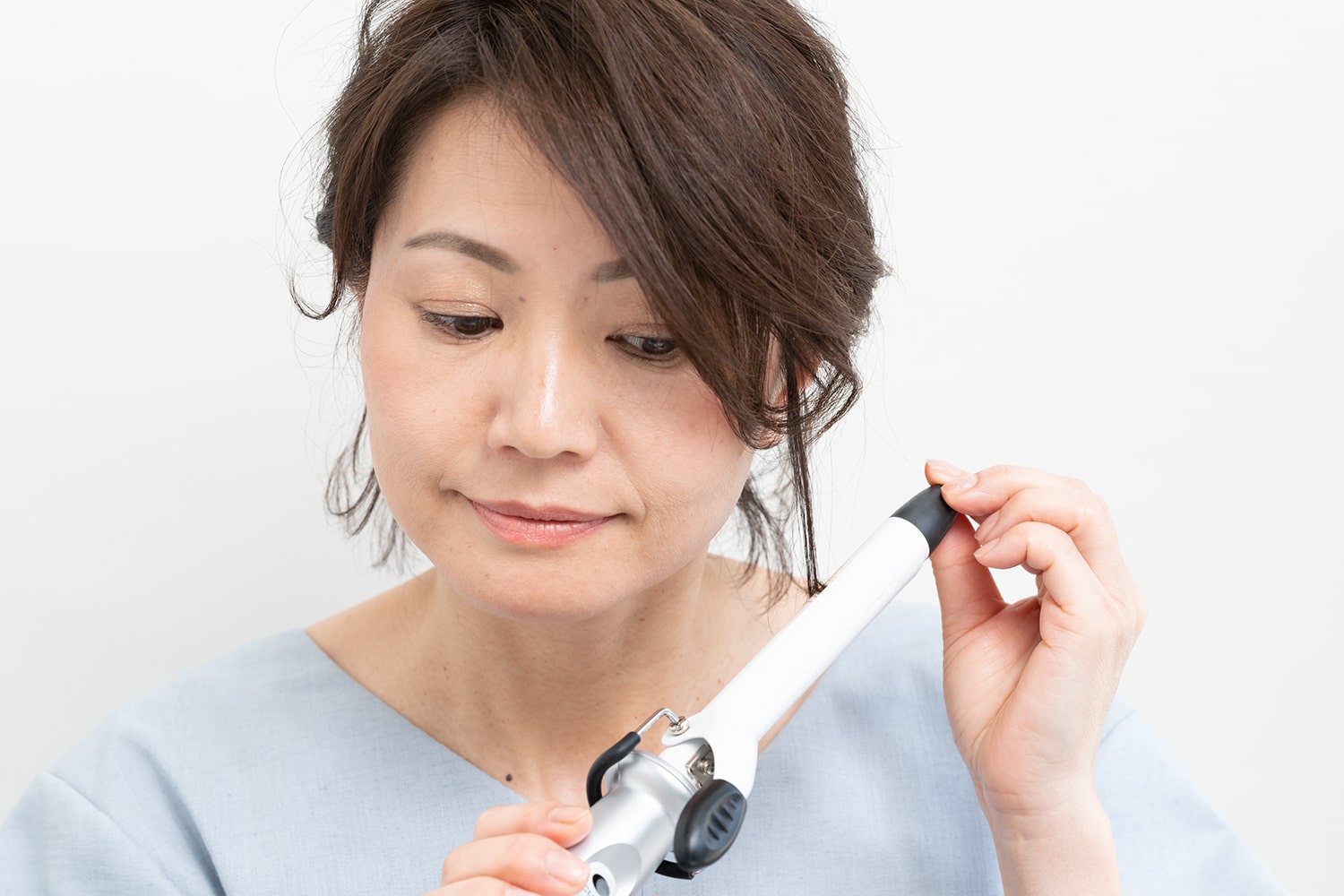 コテは19mmを使用。25mm以下のできるだけ細いものを使って。後れ毛の中間から毛先にかけて外巻き、内巻きとMIXに