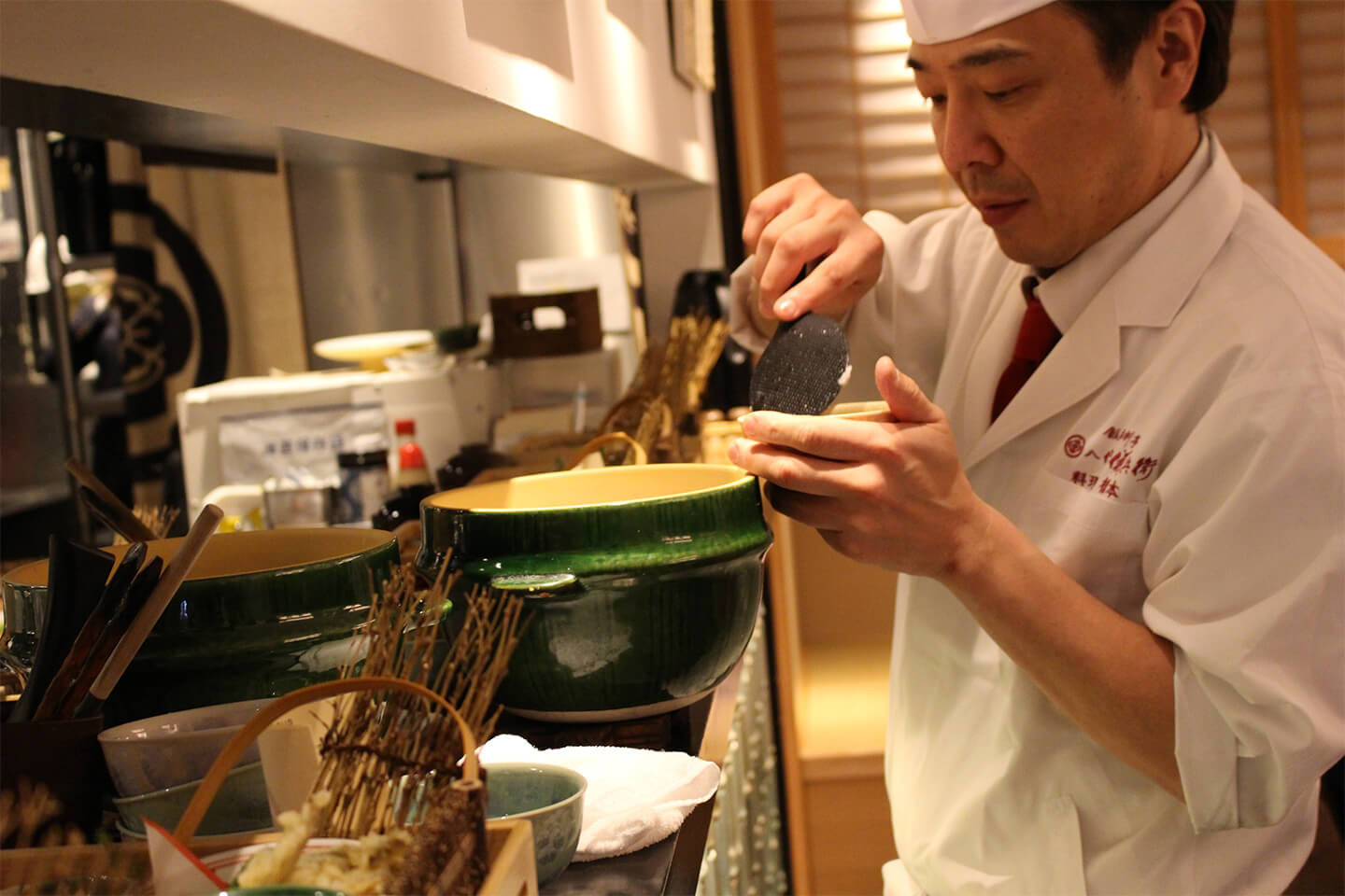ご飯をよそう橋本総料理長