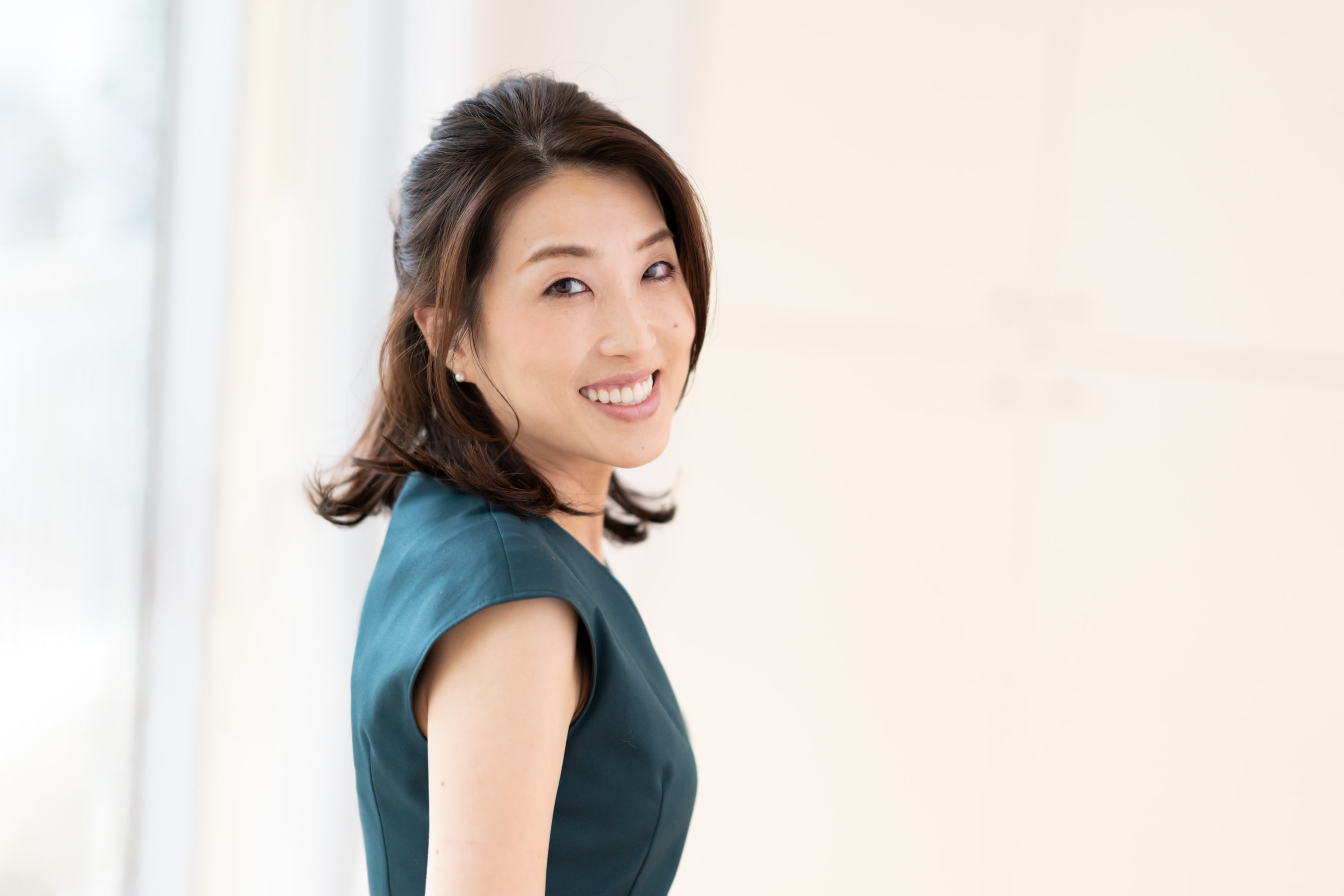 ■きちんと感も出せる!髪の束感を生かしたアレンジヘア