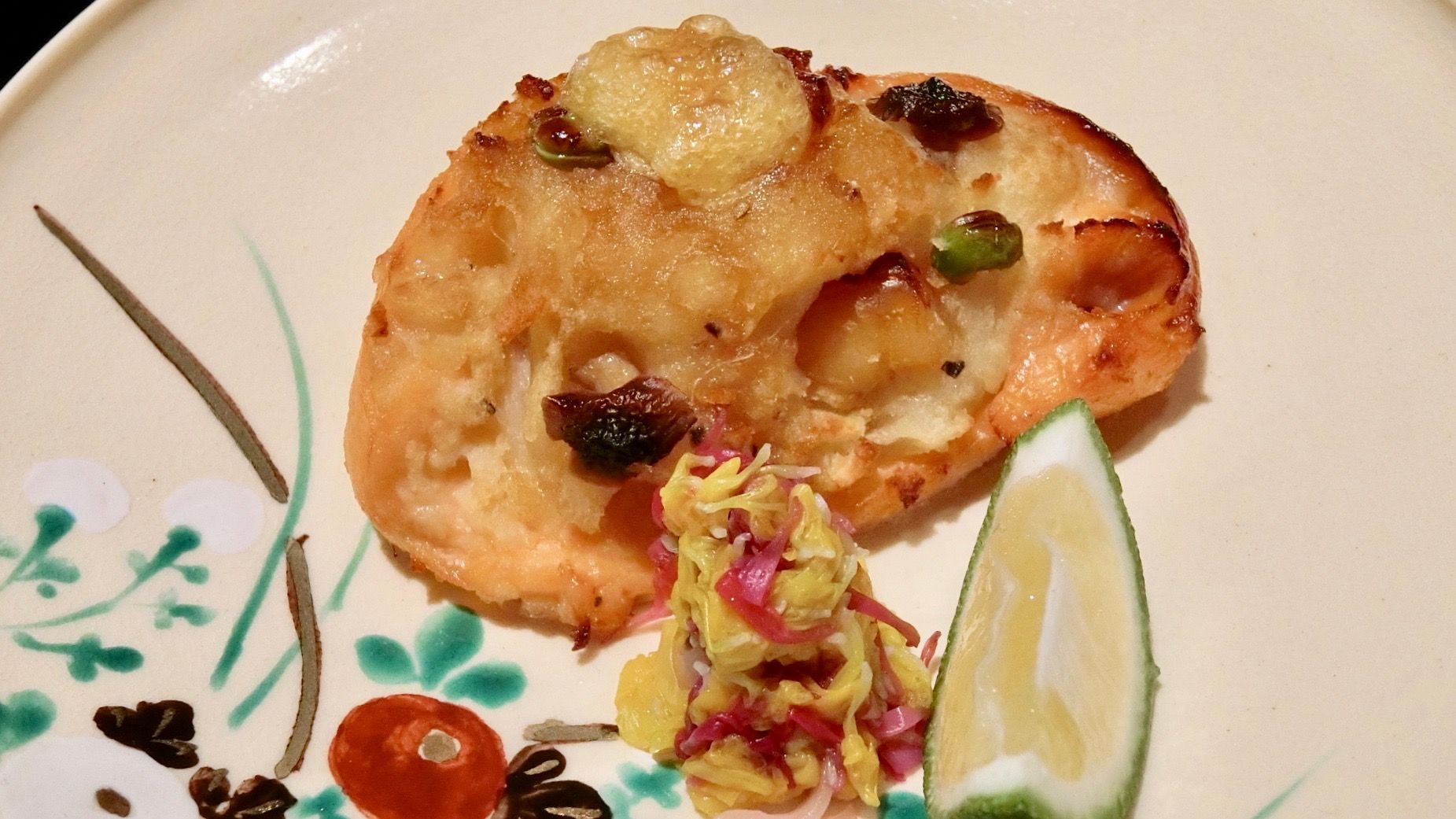 じゃがいもと一緒に焼き上げることで、鱒に新たな食感と旨味が加わっています