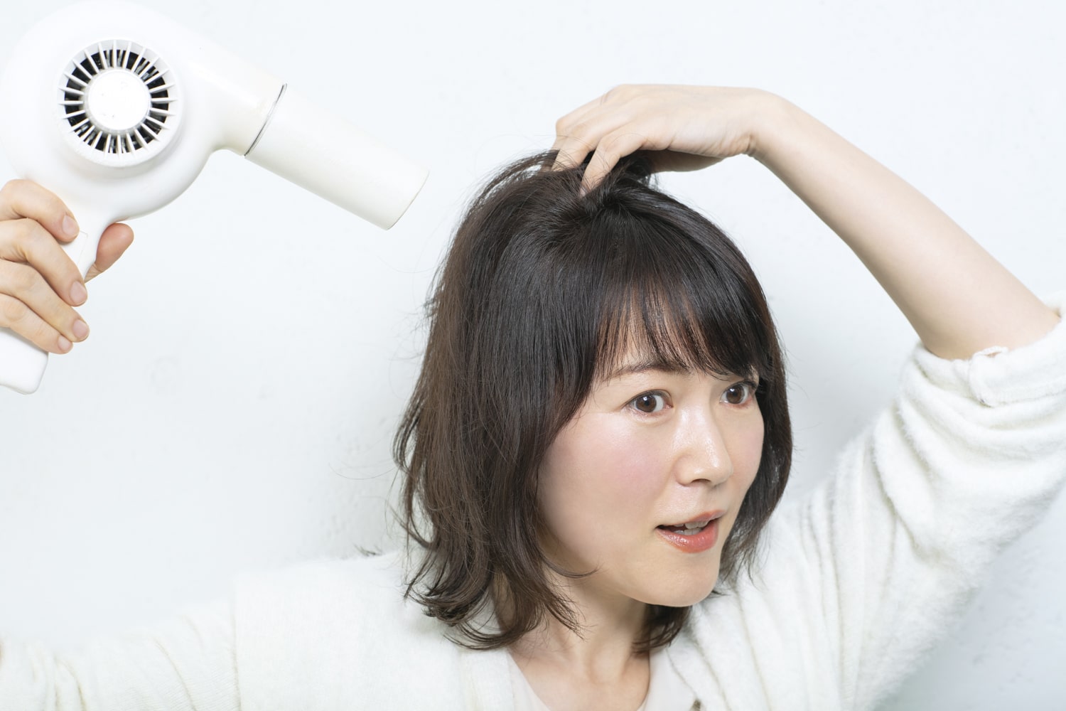 根元を擦るようにしながら乾かす。前髪は分け目がつかないようにして。