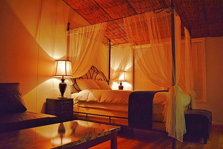 「Glamping Carib with canoe」の室内は、上品な雰囲気の漂う木目調の部屋