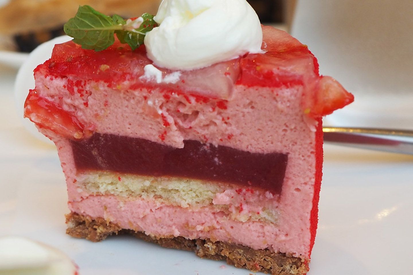 ひとつのケーキでいくつものイチゴのスイーツが楽しめます。
