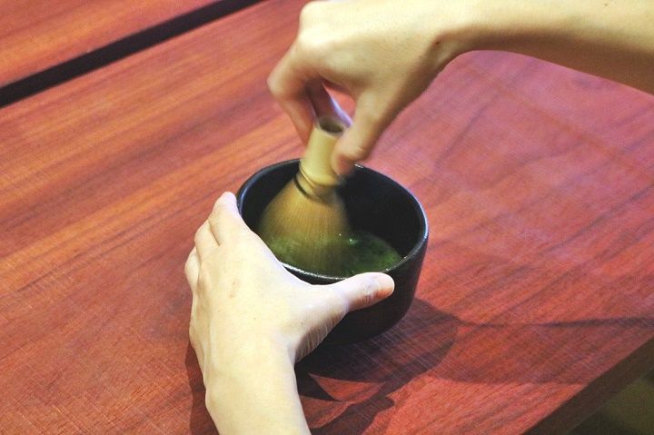 さきほど教わったことを思い出しながら茶筅でお茶を点てていきます。