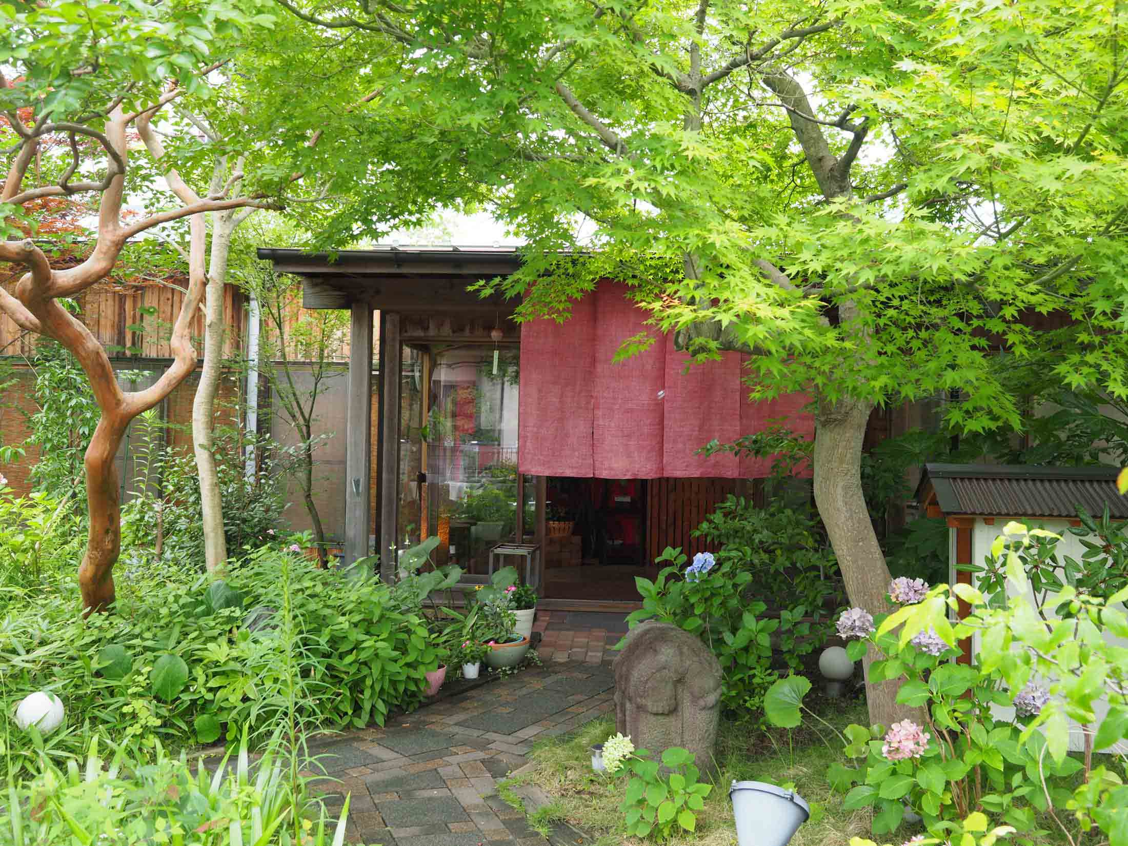 手入れが行き届いた店の入り口は、植木職人による細やかな気配りがあるからこそ。お客様をお迎えする場所だからこそ手入れは欠かせない。