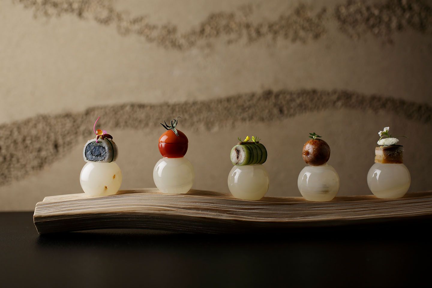 こちらの前菜の料理名は「5つの意思」。左から酸、塩、苦、辛、甘と5つの味でつくられています。