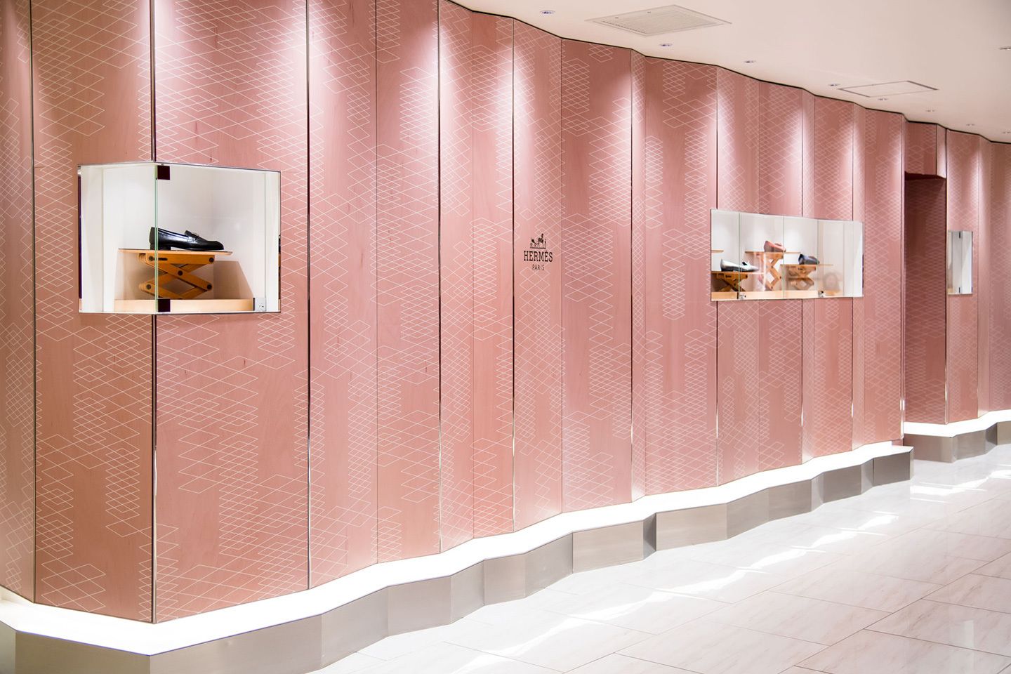 ©Hermès この廊下を通って期間限定ブティックへ