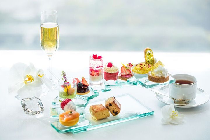 指輪やドレスなどをモチーフにした、麗しいロイヤルウエディングの世界をスイーツで表現