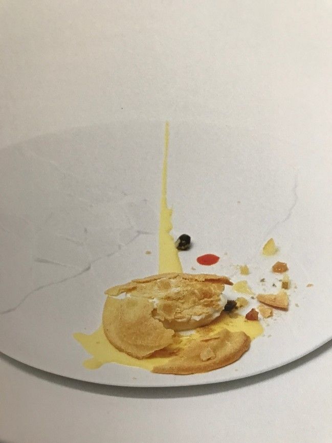 現代美術家ヨーゼフ・ボイスの作品になぞらえたデザート、『Oops! Mi e'caduta la crostata al limone』