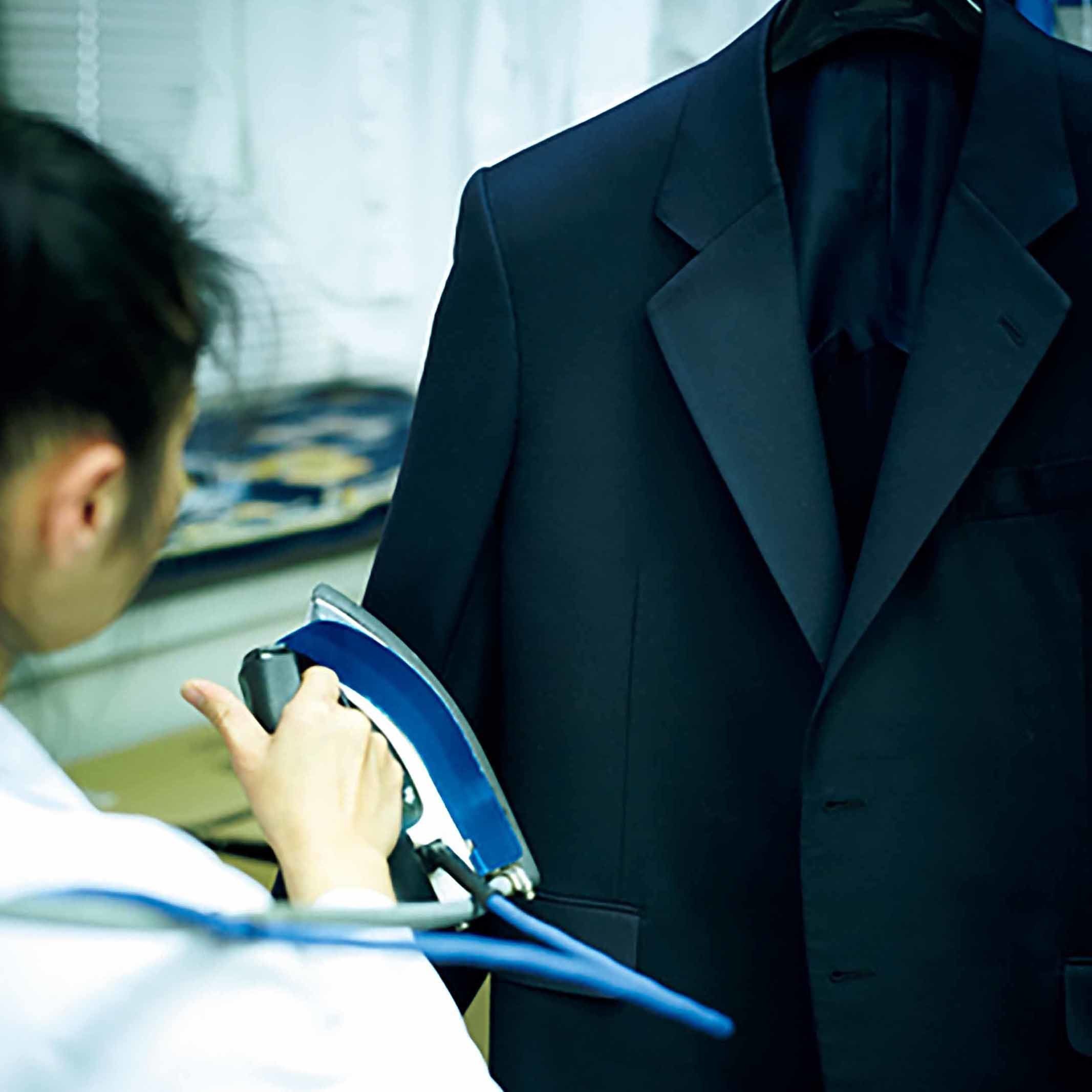 蓄積された服の汚れからコーヒーのシミなど、フッ素系のドライクリーニングや丸洗いで細部の汚れまでを取り除く。クリーニング後の徹底したプレス仕上げによって、ジャケットやパンツが本来の姿によみがえる。