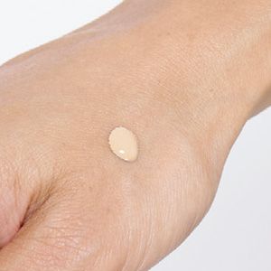【リキッドタイプ】 少量でカバー効果あり。米粒くらいが適量。 薄くのばすだけで十分なので、足りなかったら足す、くらいの少なさにしておくのが厚塗りにならないポイント。