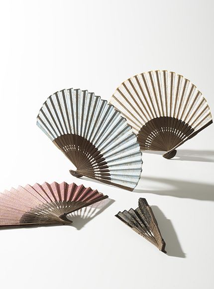 扇子 各¥21,600(ともに税込・限定発売)