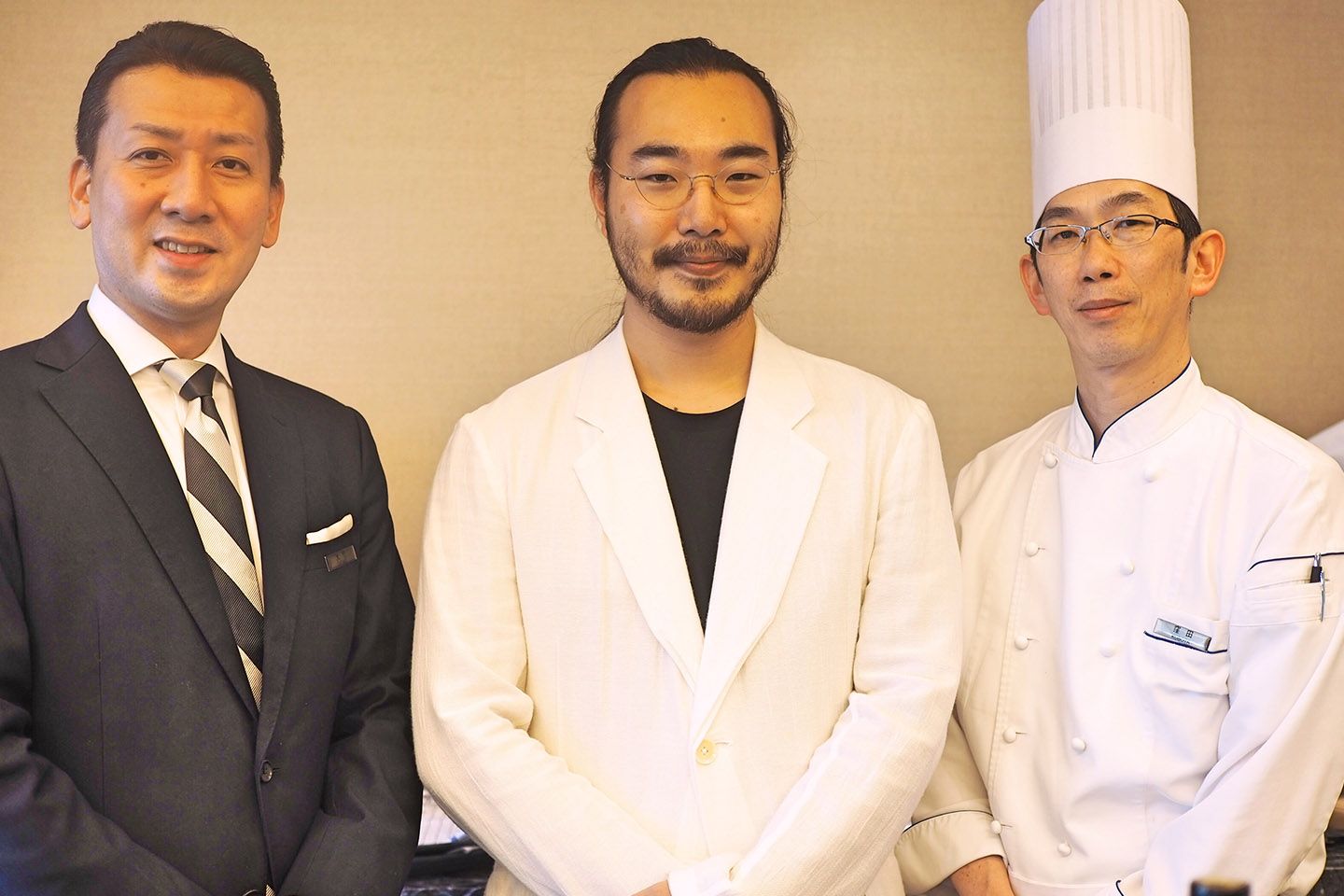 舘鼻さん(写真中央)を囲むバーテンダーの大竹学さん(写真左)とペストリーシェフの窪田修己さん(写真右)