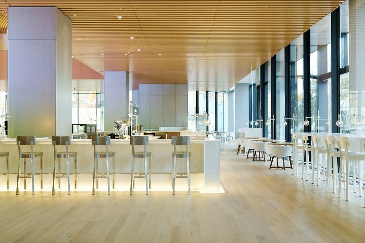 資生堂パーラー出身スタッフが、よりヘルシー志向なメニューを提供。広々としたスペースは調理ブースの中まで見渡せます。