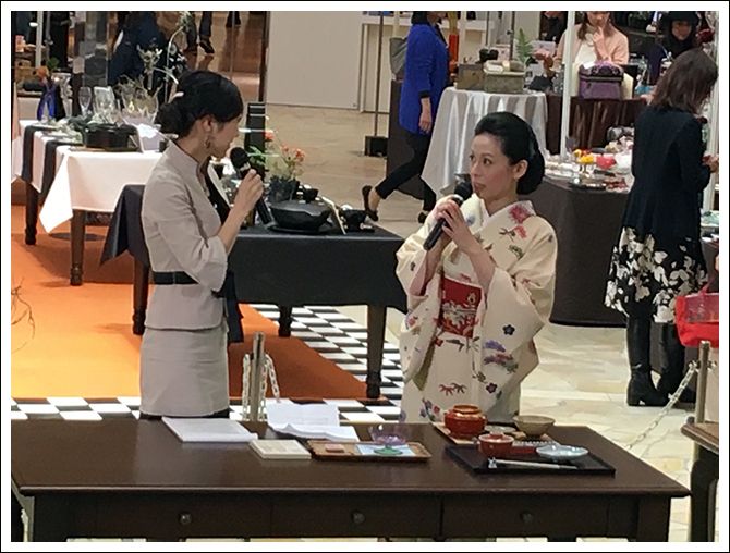 百貨店のイベントに出演する吉田さん