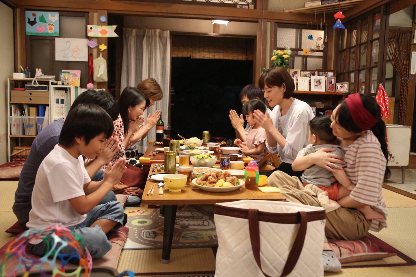 第8話での家族の一幕 ©フジテレビ