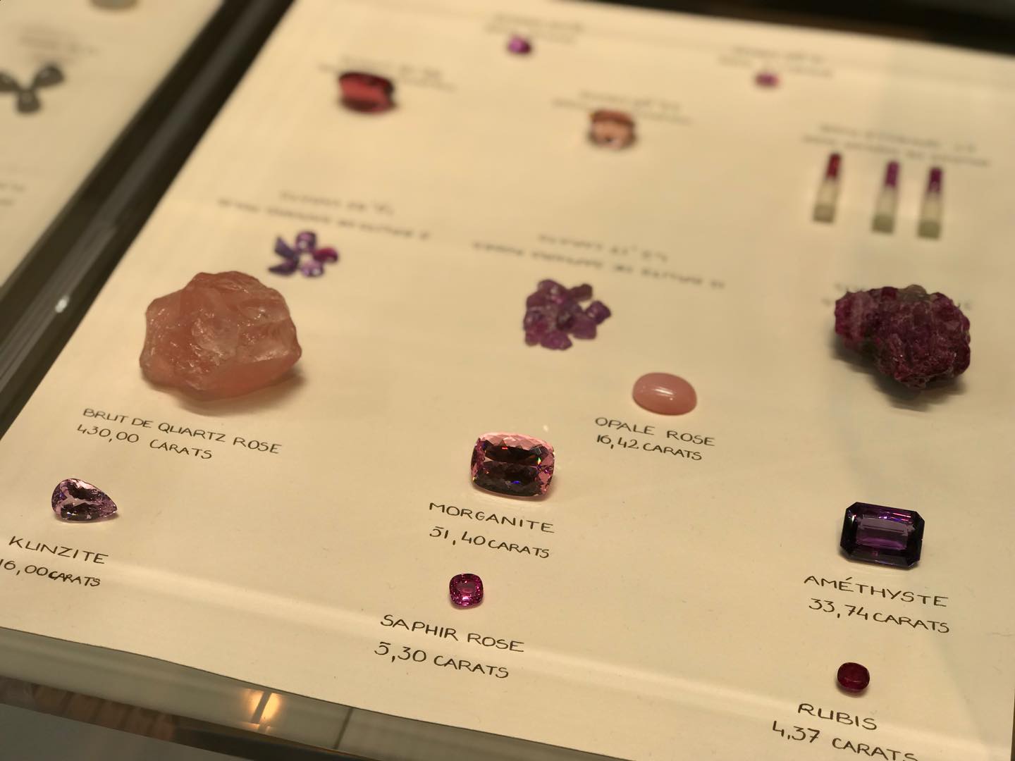 原石や磨かれた後の石が展示されて。