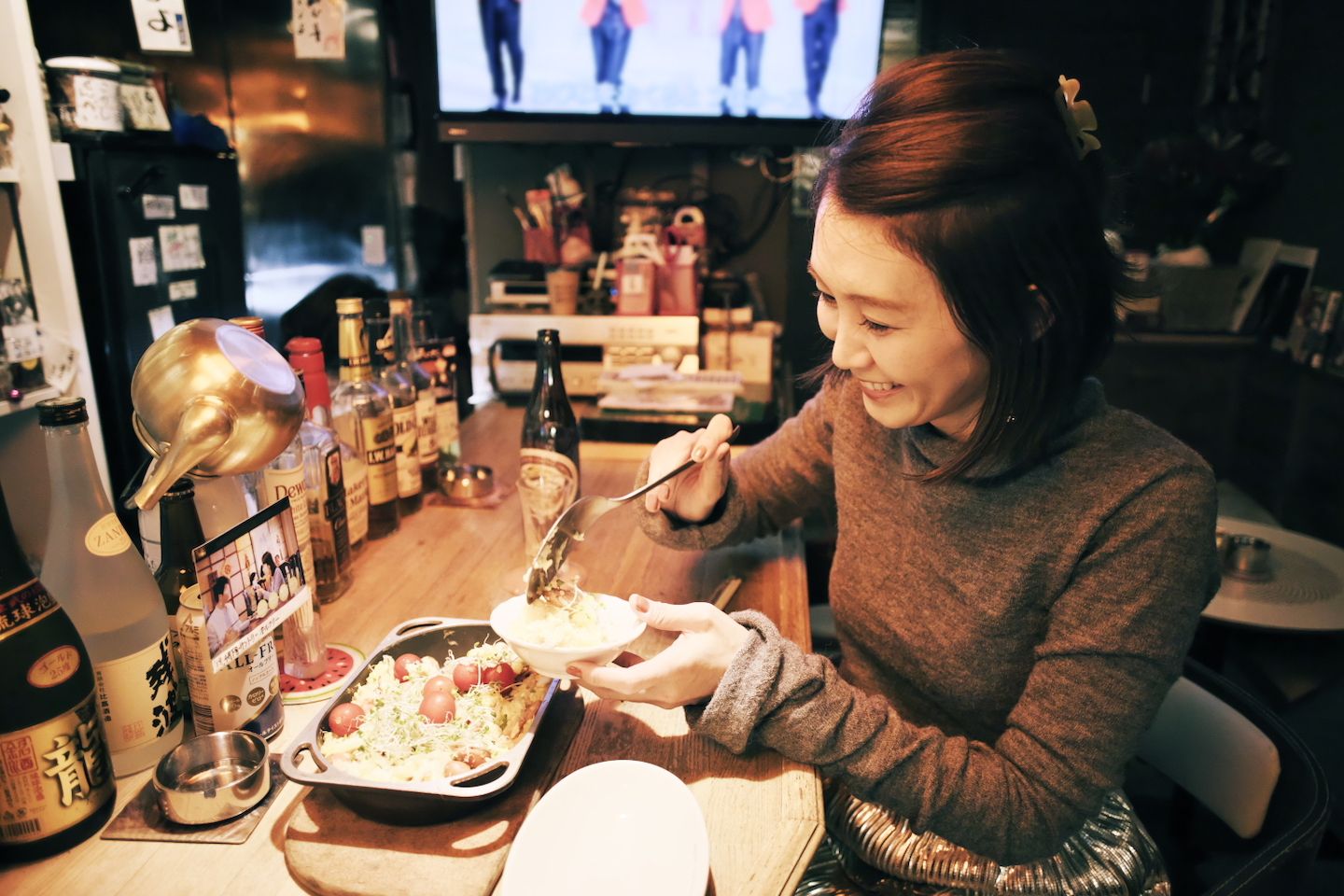 お腹がペコペコだった松本さん。『おたべちゃん』を前にして思わず笑顔