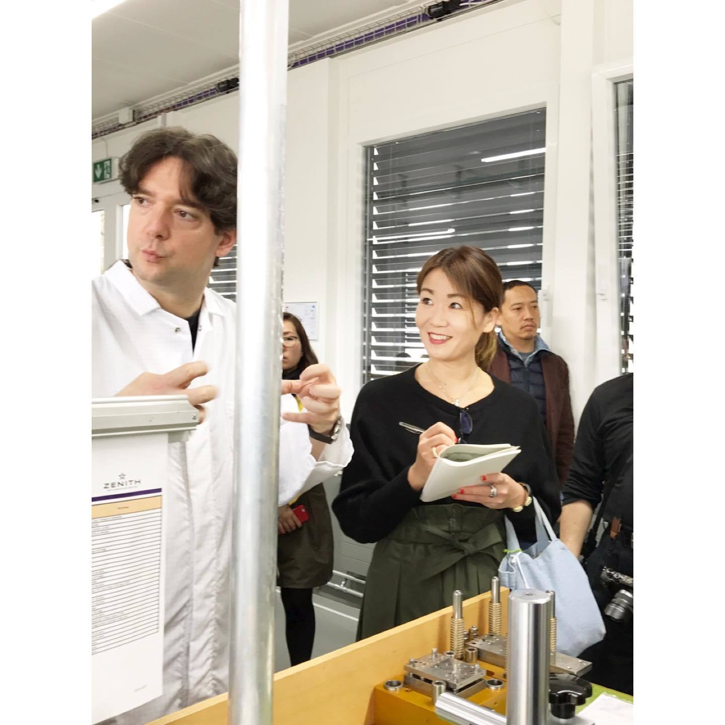 スイスにて取材中の岡村佳代さん