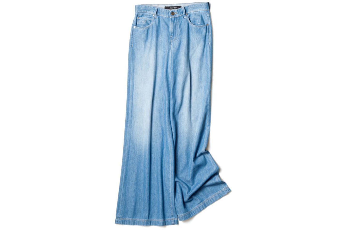 ワイドウォッシュデニム¥49,000(ヤコブ コーエン GINZA SIX)