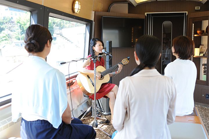 JR東日本「伊豆クレイル」のラウンジでは、日替わりで車内イベントを開催